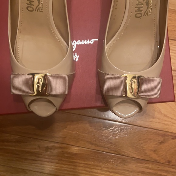 Bisque patent calf leather Sissi wedges - Picture 2 of 12